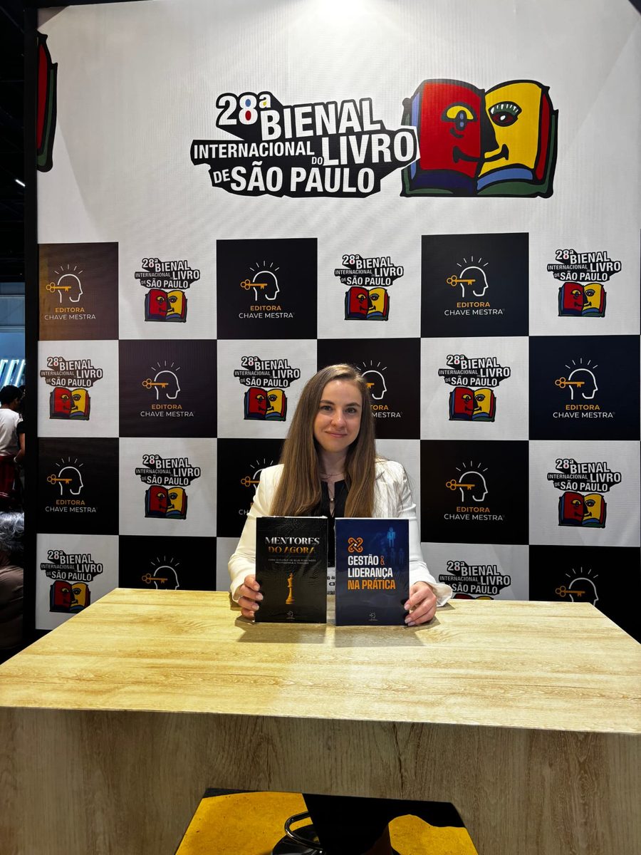 Luana Ayres Vieira com os livros Mentores do Agora e Gestão e Liderança na Prática, na 28ª Bienal Internacional do Livro de São Paulo